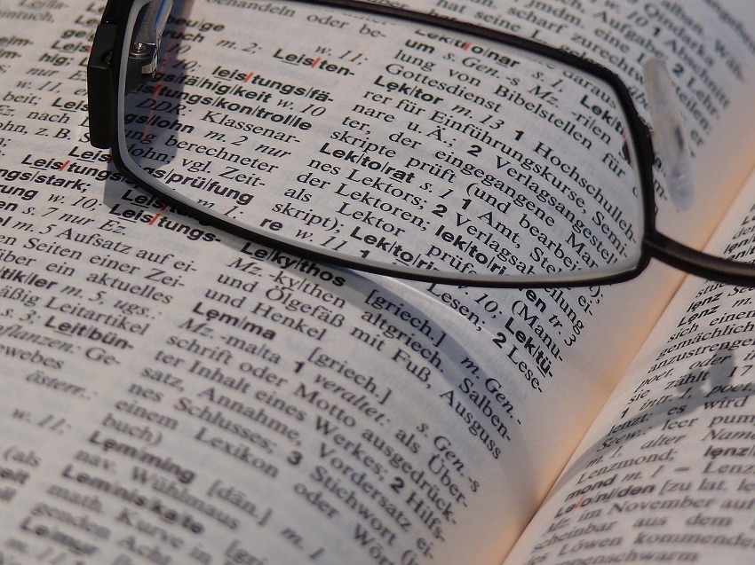 Brille über Wörterbuch