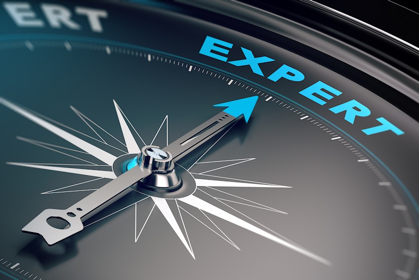Kompass, dessen Nadel auf das Wort Expert zeigt, als Sinnbild für Kompetenz und Erfahrung